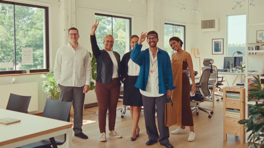Employer-Branding-Video des Teams als Video in der WhatsApp-Nachricht an Bewerber